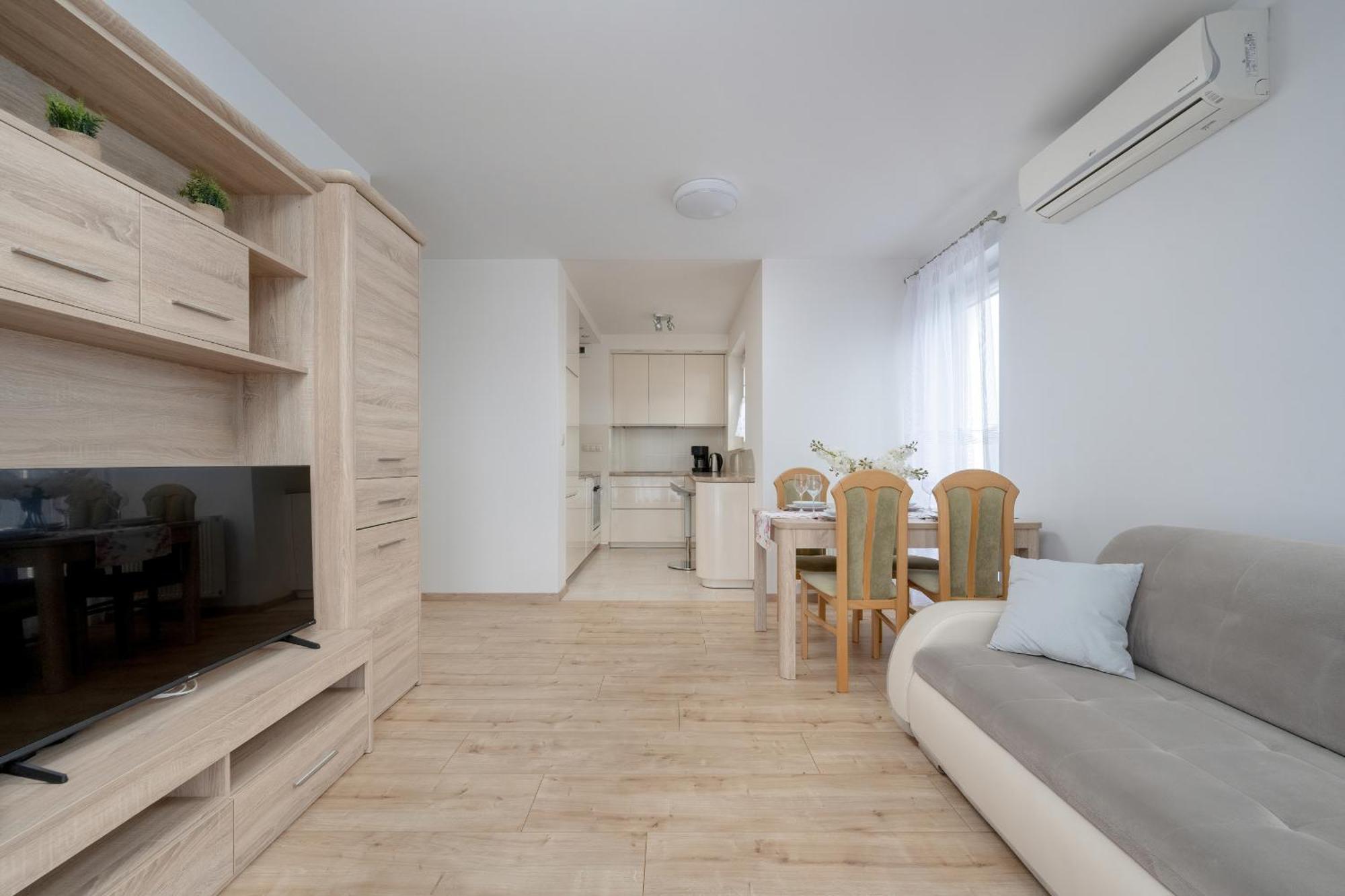 Beautiful With A Spacious Balcony In By Renters *