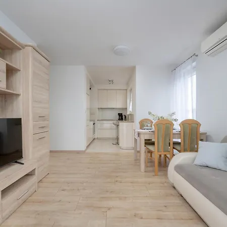 Beautiful Apartment With A Spacious Balcony In Wroclaw By Noclegi Renters Exterior photo