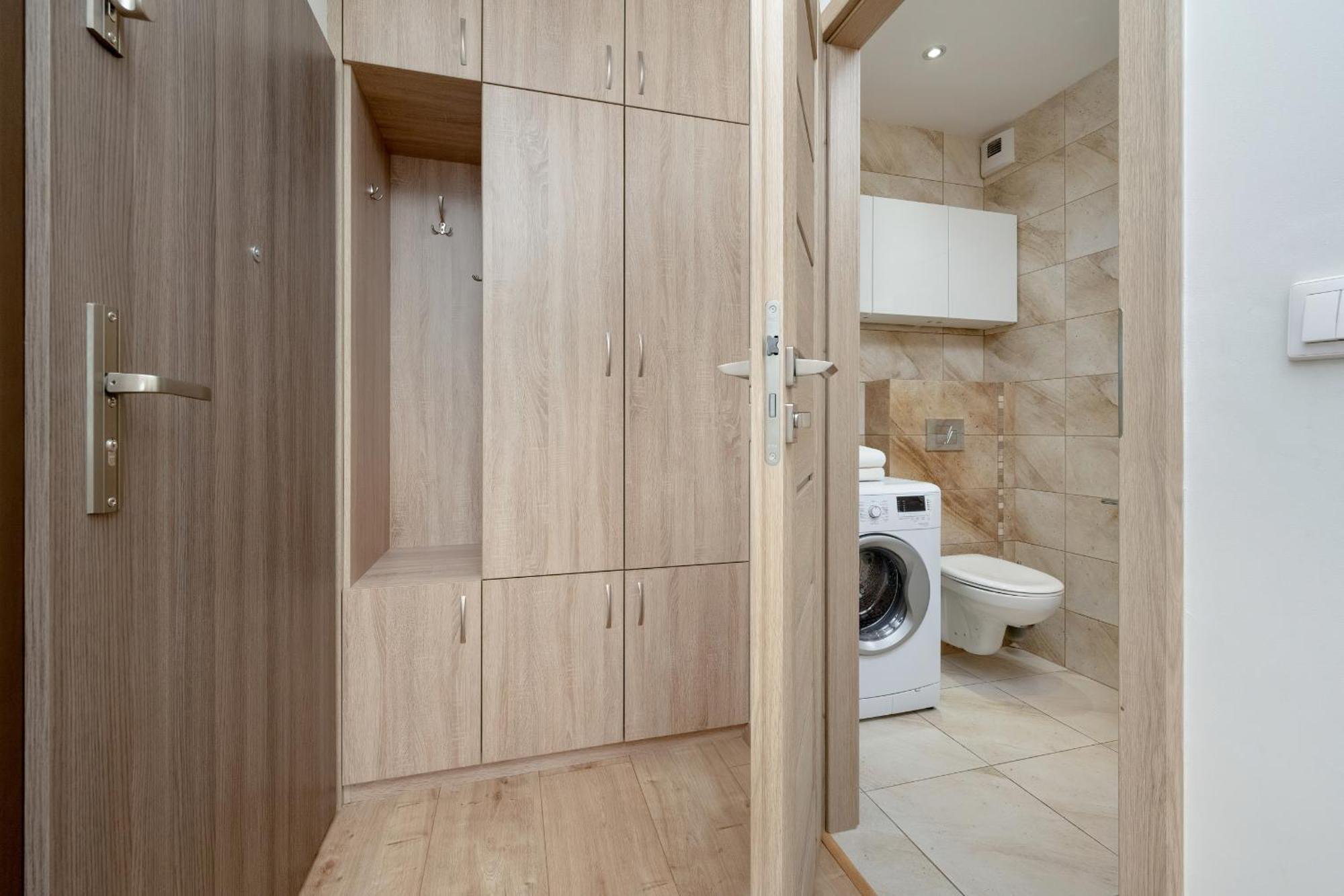Beautiful With A Spacious Balcony In By Renters Apartment